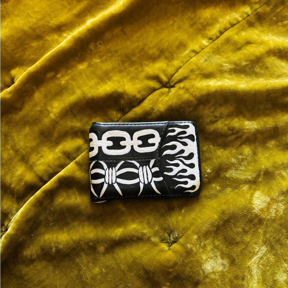 𝕮𝖍𝖆𝖎𝖓 𝖝 𝕱𝖑𝖆𝖒𝖊 leather hand painted wallet